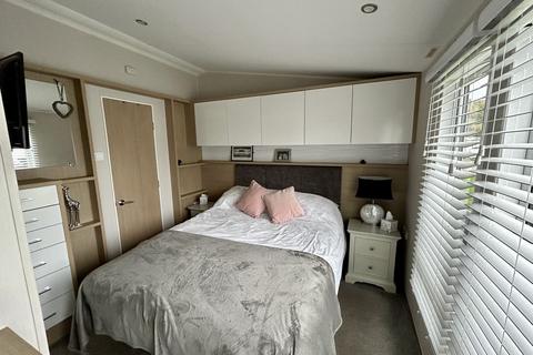 2 bedroom mobile home for sale, Essex Road, Hoddesdon