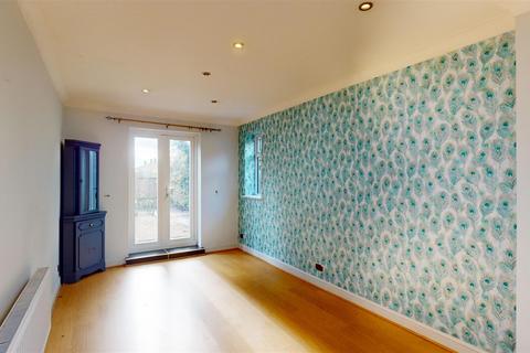 3 bedroom semi-detached house to rent, Darwin Close, Stamford