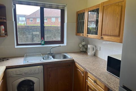 2 bedroom flat to rent, Daniel Gardens, Skinner Street, Poole