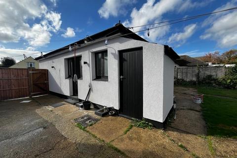 3 bedroom bungalow to rent, Parkfield Road, Uxbridge