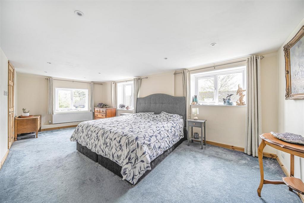 https://media.onthemarket.com/properties/16056698/1516301951/image-4-1024x1024.jpg