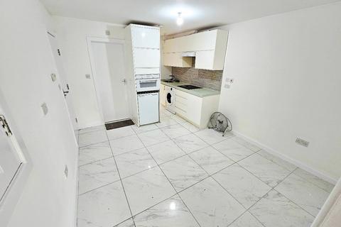 2 bedroom flat to rent, Stockport Road, Levenshulme, Manchester, M19
