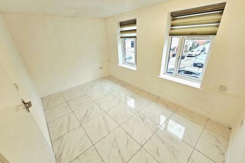 2 bedroom flat to rent, Stockport Road, Levenshulme, Manchester, M19