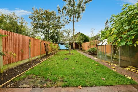 13 Heyridge Drive, Manchester, M22 4HB