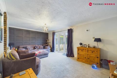 3 bedroom terraced house for sale, Knights Close, St. Neots PE19