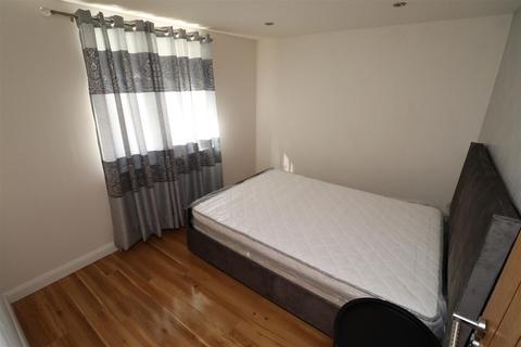 2 bedroom flat to rent, London, NW11