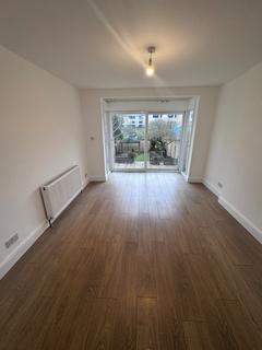 3 bedroom semi-detached house to rent, Cardrew Avenue, London, N12