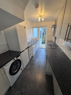 3 bedroom semi-detached house to rent, Cardrew Avenue, London, N12