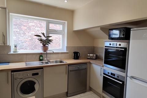 6 bedroom end of terrace house to rent, Nottingham NG7