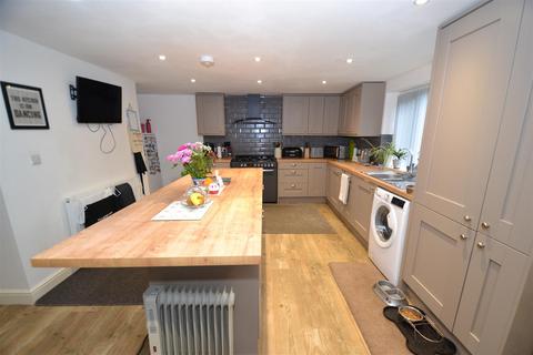 3 bedroom end of terrace house for sale, Ford Hill, Queensbury, Bradford