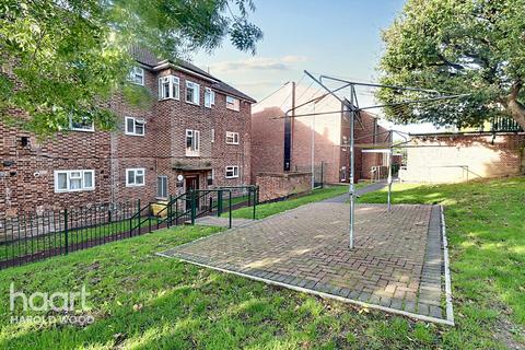 1 bedroom flat for sale, Leamington Close, Romford