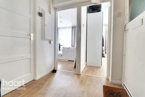 7, Marsden House Leamington Close, Romford, RM3 9TL
