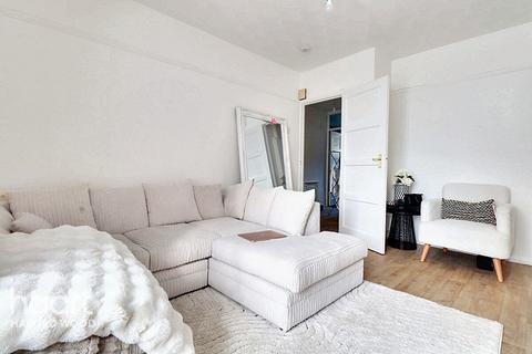 7, Marsden House Leamington Close, Romford, RM3 9TL