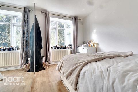 7, Marsden House Leamington Close, Romford, RM3 9TL