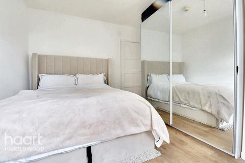 7, Marsden House Leamington Close, Romford, RM3 9TL