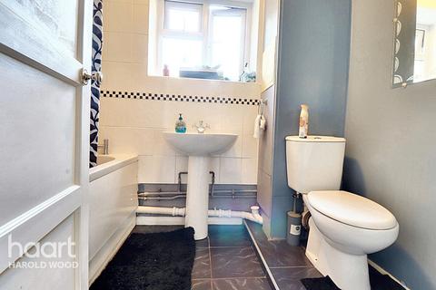 7, Marsden House Leamington Close, Romford, RM3 9TL