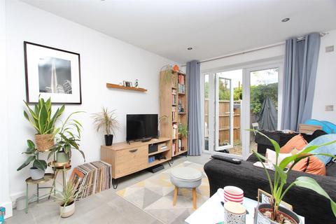 2 bedroom flat to rent, Ravenstone Road, London N8