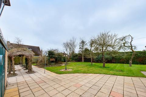 3 bedroom detached bungalow to rent, The Green, Bury St Edmunds, IP28