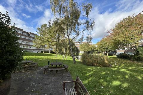 2 bedroom flat for sale, Elgar Lodge, Fair Acres, Bromley