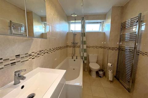 2 bedroom flat for sale, Elgar Lodge, Fair Acres, Bromley