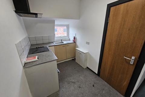 Studio to rent, Breck Road, Liverpool, Merseyside, L4