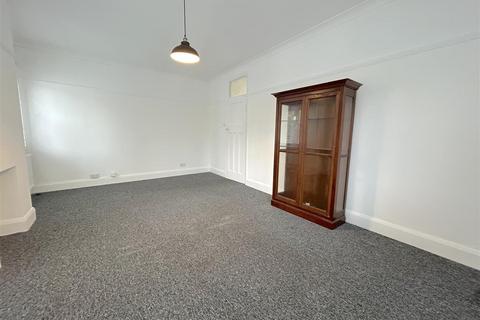 2 bedroom flat to rent, Broadway West, Leigh on Sea