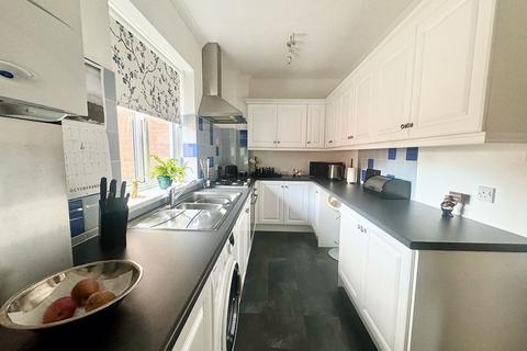 2 bedroom flat for sale, GROSVENOR CRESCENT, GRIMSBY