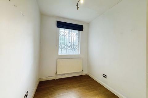 3 bedroom flat for sale, Edgware Court, Edgware