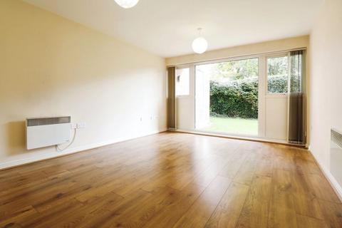 2 bedroom flat for sale, Hawkes Close, Langley