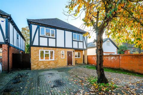 4 bedroom detached house for sale, Carbis Close, North Chingford