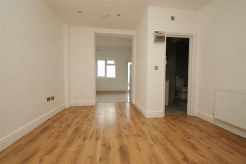 1 bedroom flat for sale, North Circular Road, London, N13