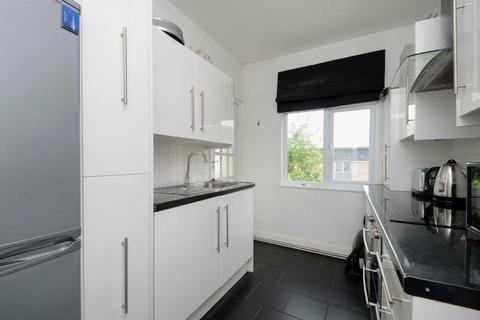 2 bedroom flat for sale, Balham High Road, London SW17