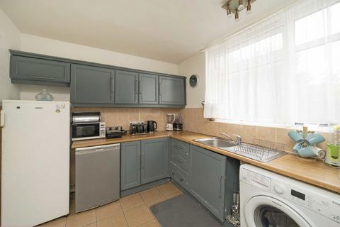 2 bedroom flat for sale, Carminia Road, London SW17