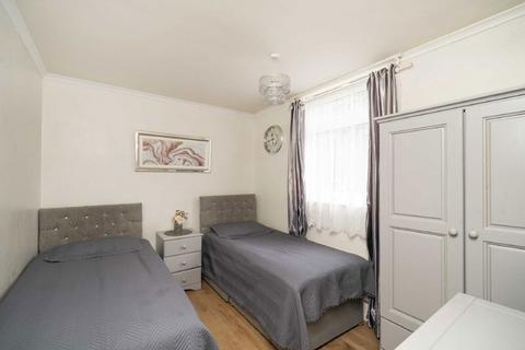 2 bedroom flat for sale, Carminia Road, London SW17