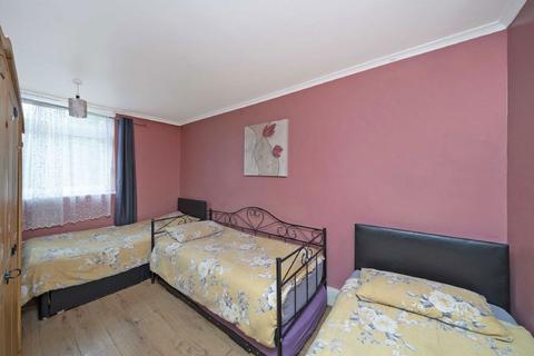 2 bedroom flat for sale, Carminia Road, London SW17