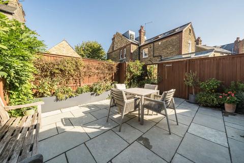 77b Midmoor Road, London, SW12 0ES