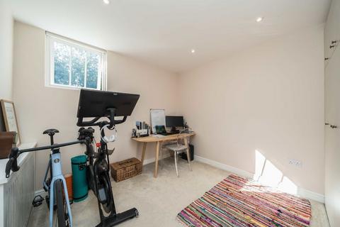 77b Midmoor Road, London, SW12 0ES