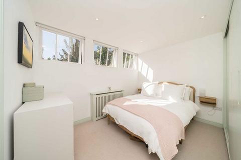 77b Midmoor Road, London, SW12 0ES