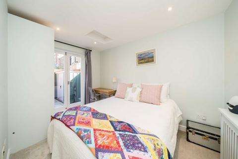 77b Midmoor Road, London, SW12 0ES