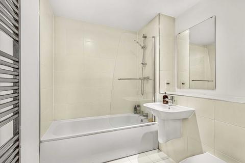 2 bedroom flat for sale, Oldridge Road, London SW12