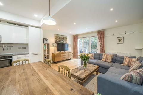 3 bedroom flat for sale, Rowfant Road, London SW17