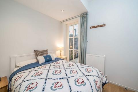 3 bedroom flat for sale, Rowfant Road, London SW17