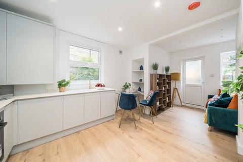 2 bedroom maisonette for sale, Midmoor Road, London SW12