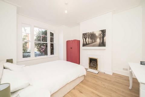 43 Midmoor Road, London, SW12 0ES
