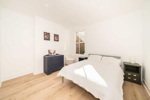 43 Midmoor Road, London, SW12 0ES