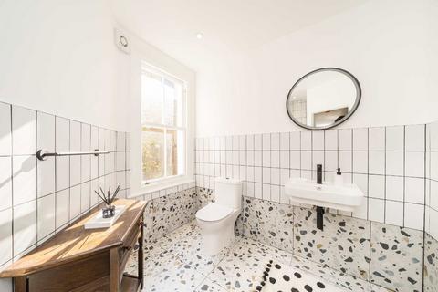 43 Midmoor Road, London, SW12 0ES
