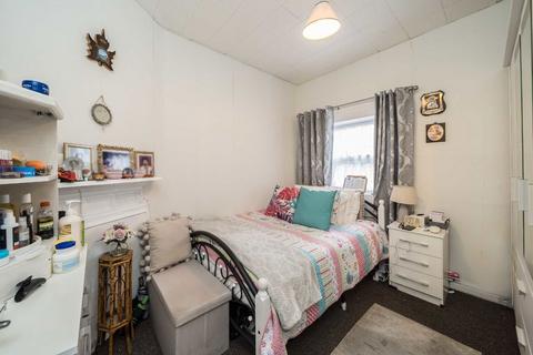 10 Chestnut Grove, London, SW12 8JD