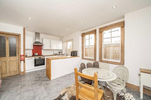 3 bedroom flat to rent, Salford Road, London SW2