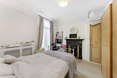 3 bedroom flat to rent, Salford Road, London SW2