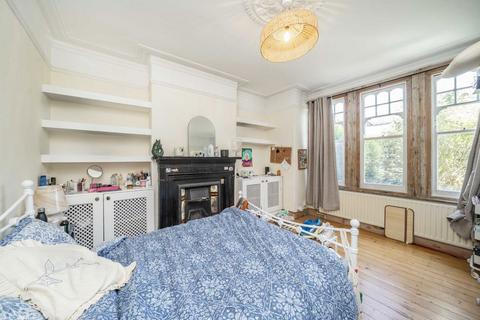 3 bedroom flat to rent, Salford Road, London SW2